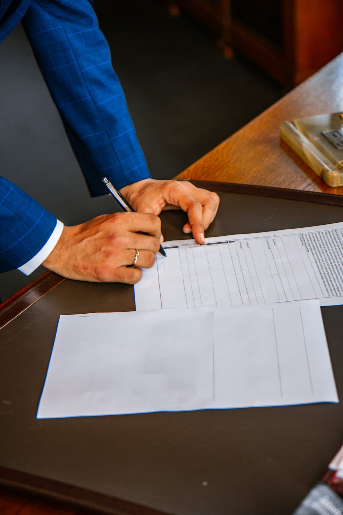 Mains signant un formulaire sur un bureau