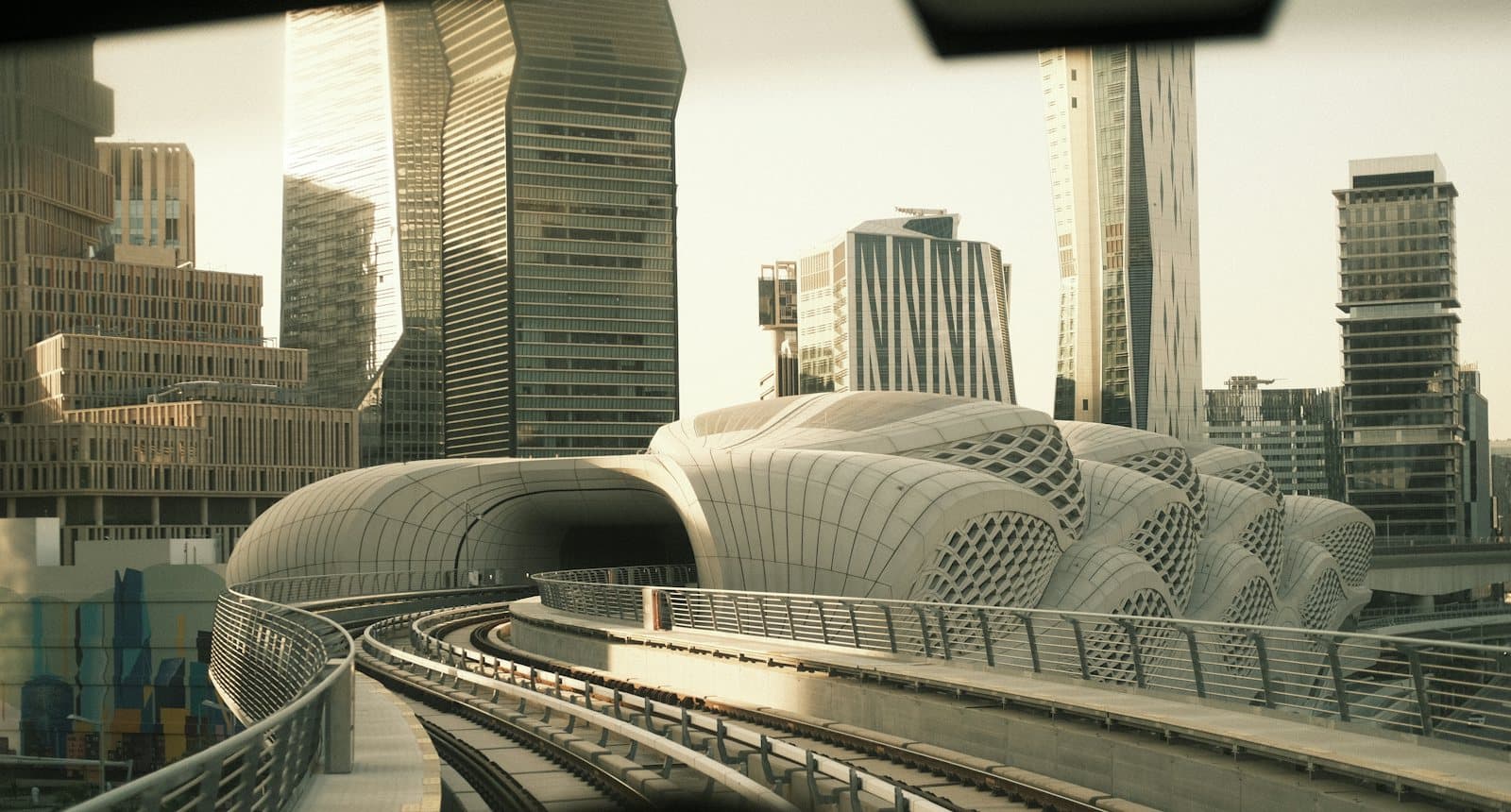 Viaduc du métro et station KAFD devant les tours du quartier financier du roi Abdallah, Riyad