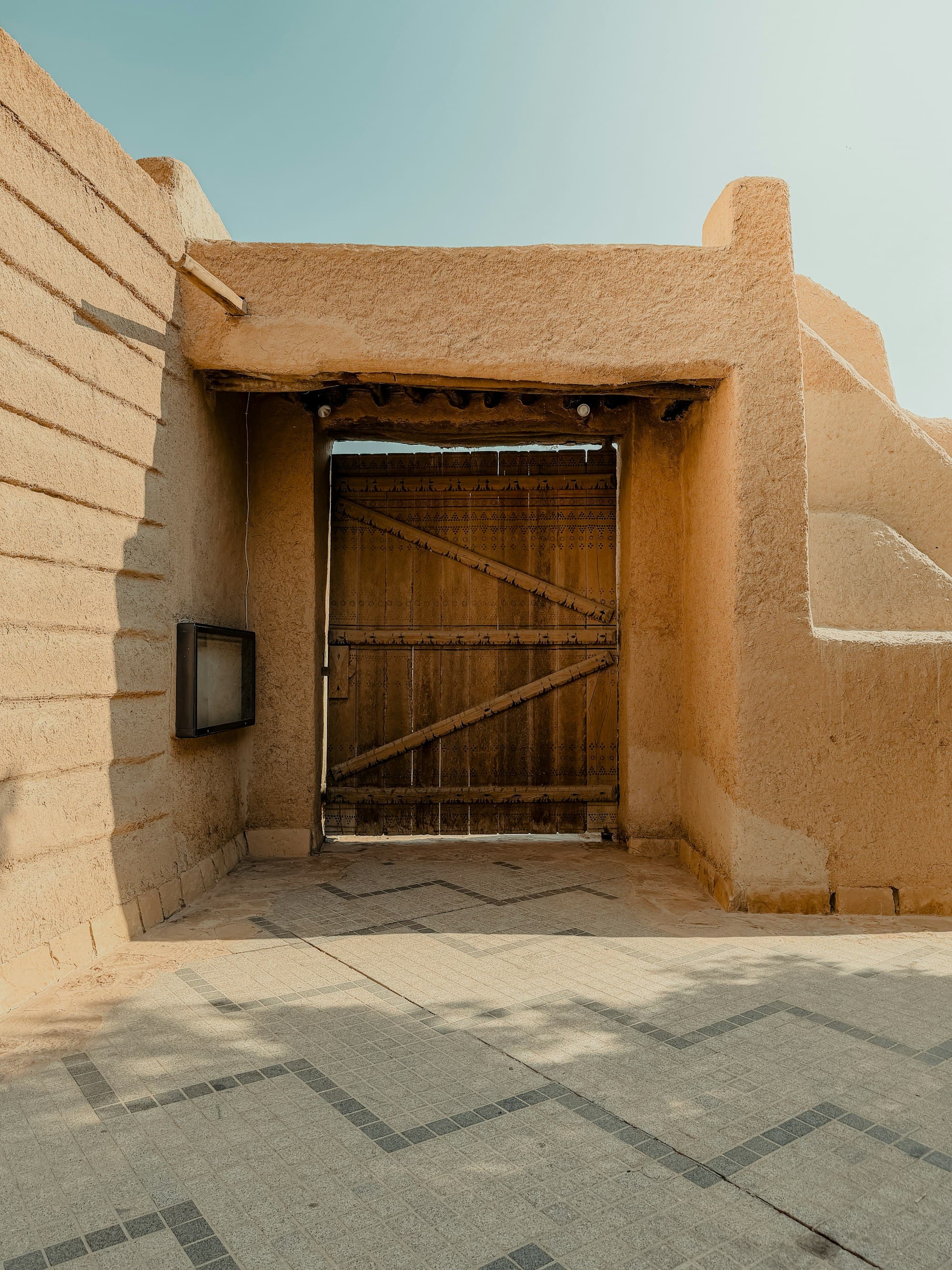 Porte en bois dans un mur de terre najdi, Diriyah