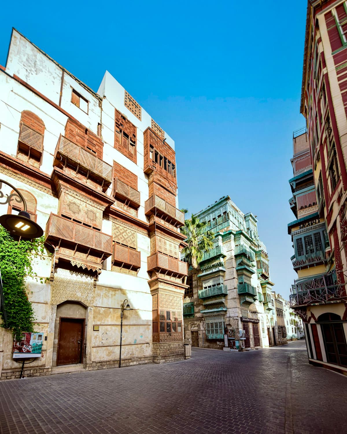 Maisons anciennes à moucharabiehs (rawasheen) dans une rue d'Al-Balad, Djeddah